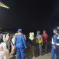 Sejumlah petugas saat berada di lokasi dekat pantai Dusun Mandaran di Desa Pesisir, Kecamatan Besuki, Kabupaten Situbondo.