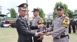 Kompol Tamzil Mardiono Kabag SDM Polres Kebumen secara simbolis serahkan perlengkapan kepada personel Bhabinkamtibmas.