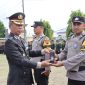 Kompol Tamzil Mardiono Kabag SDM Polres Kebumen secara simbolis serahkan perlengkapan kepada personel Bhabinkamtibmas.
