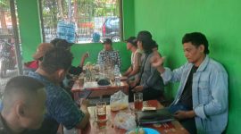Torik Habiburrahman saat obrol santai bersama tiga rekan perwakilan mahasiswa Uniwara dan empat wartawan di Kota Pasuruan. 