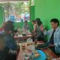 Torik Habiburrahman saat obrol santai bersama tiga rekan perwakilan mahasiswa Uniwara dan empat wartawan di Kota Pasuruan. 