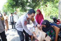 Peringati HUT Ke-73 Humas Polri, Polres Situbondo Berbagi Sembako untuk Warga Tidak Mampu.