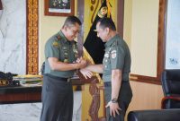 Pangdam XVIII/Kasuari, Mayjen TNI Haryanto, S.I.P., M.Tr.(Han)., menerima kunjungan audiensi dari Dirkumad, Brigjen TNI A. Agung Widi W, S.H., M.H., di Markas Kodam XVIII/Kasuari, Manokwari, Papua Barat, pada Kamis (31/10/2024),