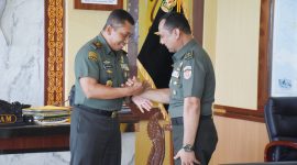 Pangdam XVIII/Kasuari, Mayjen TNI Haryanto, S.I.P., M.Tr.(Han)., menerima kunjungan audiensi dari Dirkumad, Brigjen TNI A. Agung Widi W, S.H., M.H., di Markas Kodam XVIII/Kasuari, Manokwari, Papua Barat, pada Kamis (31/10/2024),