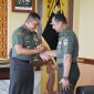 Pangdam XVIII/Kasuari, Mayjen TNI Haryanto, S.I.P., M.Tr.(Han)., menerima kunjungan audiensi dari Dirkumad, Brigjen TNI A. Agung Widi W, S.H., M.H., di Markas Kodam XVIII/Kasuari, Manokwari, Papua Barat, pada Kamis (31/10/2024),