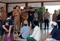 Hermanto Camat Panggungrejo saat menemui warga Kelurahan Trajeng di Kantor Kecamatan Panggungrejo, Kota Pasuruan, Jawa Timur. 