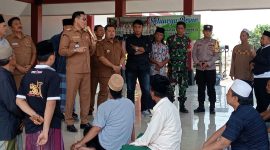 Hermanto Camat Panggungrejo saat menemui warga Kelurahan Trajeng di Kantor Kecamatan Panggungrejo, Kota Pasuruan, Jawa Timur. 