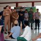 Hermanto Camat Panggungrejo saat menemui warga Kelurahan Trajeng di Kantor Kecamatan Panggungrejo, Kota Pasuruan, Jawa Timur. 