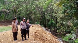 Angota Polsek Ayah dan masyarakat meninjau lokasi longsor di wilayah Kecamatan Ayah