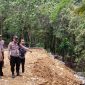 Angota Polsek Ayah dan masyarakat meninjau lokasi longsor di wilayah Kecamatan Ayah