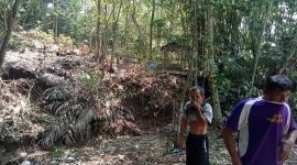 Warga Desa Bojongsari menyelusuri sumber bau busuk di tepi pemakaman di desa setempat. 