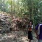 Warga Desa Bojongsari menyelusuri sumber bau busuk di tepi pemakaman di desa setempat. 