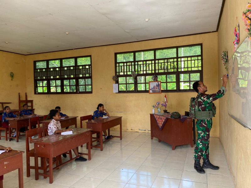 Satgas Yonif 642/Kps melaksanakan kegiatan Gadik di SD Inpres Kramongmongga, Distrik Kramongmongga, Kabupaten Fak Fak, Papua Barat, Sabtu (2/11/2024).