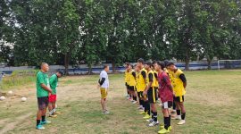 H. Rachman Fadli Kurniawan, S.H.,M.M Ketua PSSI Kabupaten Situbondo saat memberikan arahan kepada para pemain. (Foto. Arief Yuda/realitapublik.id) 
