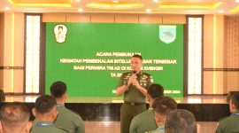 Waasintel Kasad Bidang Jemen Intel, Brigjen TNI Ardian Triwasana selaku Ketua Tim Pembekalan, saat kegiatan Pembekalan Intelijen Dasar Tersebar bagi Perwira TNI AD, di Markas Kodam XVIII/Kasuari, Manokwari, Papua Barat, Senin (4/11/2024).