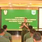 Waasintel Kasad Bidang Jemen Intel, Brigjen TNI Ardian Triwasana selaku Ketua Tim Pembekalan, saat kegiatan Pembekalan Intelijen Dasar Tersebar bagi Perwira TNI AD, di Markas Kodam XVIII/Kasuari, Manokwari, Papua Barat, Senin (4/11/2024).