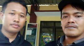 Pengusaha rental motor, Lukman Prasetiyo, didampingi Anggota Ormas PSIB Kebumen, Fathurrozi/Fauzi, di Polsek Sruweng. 