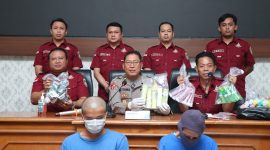 Kompol Setiyoko saat konferensi pers dengan menghadirkan  2 tersangka yang berhasil diamankan Polres Kebumen.