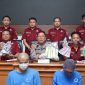 Kompol Setiyoko saat konferensi pers dengan menghadirkan  2 tersangka yang berhasil diamankan Polres Kebumen.