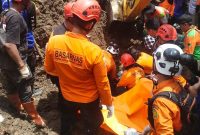 Petugas tim gabungan saat melakukan evakuasi korban longsor di Dukuh Lengkong, RT 05 RW 02, Desa Jemur, Kecamatan Pejagoan, Kebumen. 
