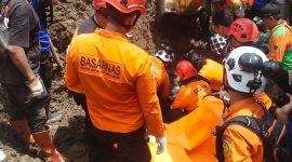 Petugas tim gabungan saat melakukan evakuasi korban longsor di Dukuh Lengkong, RT 05 RW 02, Desa Jemur, Kecamatan Pejagoan, Kebumen. 