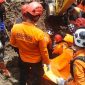 Petugas tim gabungan saat melakukan evakuasi korban longsor di Dukuh Lengkong, RT 05 RW 02, Desa Jemur, Kecamatan Pejagoan, Kebumen. 