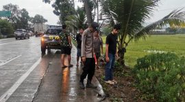 Anggota Polsek Karanganyar di lokasi kejadian. 