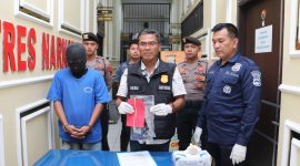 Kasatresnarkoba AKP Heru Sanyoto dan didampingi Plt Kasihumas Aiptu Nanang Faulatun saat konferensi Pers