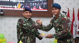 AKBP Recky memberikan potongan tumpeng pertama kepada Brigadir Jefi Okta, perwakilan eks Brimob yang saat ini bertugas di Polres Kebumen.