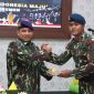 AKBP Recky memberikan potongan tumpeng pertama kepada Brigadir Jefi Okta, perwakilan eks Brimob yang saat ini bertugas di Polres Kebumen.