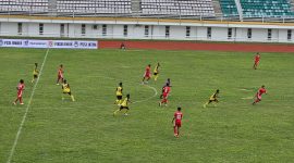 Pertandingan sepak bola Soeratin Cup U-17 zona Jawa Timur, antara PSSS Situbondo Vs Arema Indonesia, di Stadion Jember Sport Garden, pada 17 November 2024.