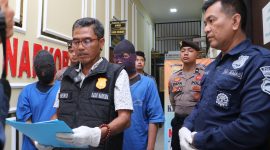Kasatreskoba AKP Heru Sanyoto mengungkapkan penangkapan 2 tersangka kasus narkoba dalam konferensi pers di Polres Kebumen.