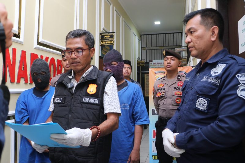 Kasatreskoba AKP Heru Sanyoto mengungkapkan penangkapan 2 tersangka kasus narkoba dalam konferensi pers di Polres Kebumen.