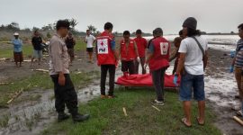 Petugas polres Kebumen di bantu warga Desa Tegalrejo Petanahan mengevakuasi jasad korban.