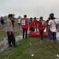 Petugas polres Kebumen di bantu warga Desa Tegalrejo Petanahan mengevakuasi jasad korban.