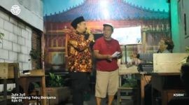 Sam Tito (baju batik) dalam adegan ludruk Jula Juli Guyonan Ngembang Tebu. (Foto: tangkapan layar/galih/reslitapublik.id)
