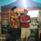 Sam Tito (baju batik) dalam adegan ludruk Jula Juli Guyonan Ngembang Tebu. (Foto: tangkapan layar/galih/reslitapublik.id)