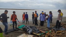Jasad korban saat akan dievakuasi oleh petugas dan masyarakat di Desa Tegalretno, Kebumen 