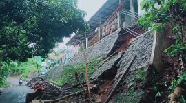 Tembok penahan tanah yang longsor/ambruk di Dusun Baderan Barat RT 02 RW 01, Desa Baderan, Kecamatan Sumbermalang, Kabupaten Situbondo, Jawa Timur, Jumat (22/11/2025) pagi. 