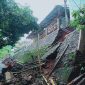 Tembok penahan tanah yang longsor/ambruk di Dusun Baderan Barat RT 02 RW 01, Desa Baderan, Kecamatan Sumbermalang, Kabupaten Situbondo, Jawa Timur, Jumat (22/11/2025) pagi. 