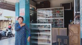 Suryani di kios tempatnya berjualan kaset VCD yang berada di Jalan Muhammad Sudi, sebelah barat Pasar Besuki, Situbondo.