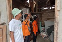 Petugas saat meninjau rumah warga yang rusak bagian atapnya akibat terjangan angin puting beliung, Sabtu (08/11/2024)
