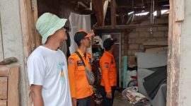Petugas saat meninjau rumah warga yang rusak bagian atapnya akibat terjangan angin puting beliung, Sabtu (08/11/2024)