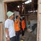 Petugas saat meninjau rumah warga yang rusak bagian atapnya akibat terjangan angin puting beliung, Sabtu (08/11/2024)