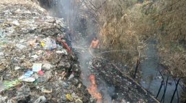 Kepulan asap tebal dan kobaran api di lokasi sampah yang menggunung di Dusun Jetis Randu, Desa Jetis, Kecamatan Besuki, Situbondo, Rabu pagi, 13 November 2024. 
