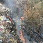 Kepulan asap tebal dan kobaran api di lokasi sampah yang menggunung di Dusun Jetis Randu, Desa Jetis, Kecamatan Besuki, Situbondo, Rabu pagi, 13 November 2024. 
