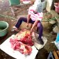 Relawan Macan Rem-rem sedang mengiris daging sapi untuk acara syukuran atas unggulnya perolehan suara Rio-Ulfi. 