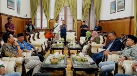 Suasana saat Mas Rio dan Mbak Ulfi berserta rombongan sowan ke Bupati Situbondo, Karna Suswandi, di Pendopo Aryo Situbondo, Jumat (29/11/2024)