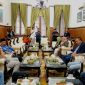 Suasana saat Mas Rio dan Mbak Ulfi berserta rombongan sowan ke Bupati Situbondo, Karna Suswandi, di Pendopo Aryo Situbondo, Jumat (29/11/2024)