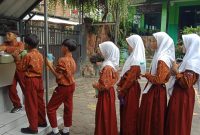 Para siswa SDN Purwantoro 5 dalam sesi pengambilan gambar vidio terkait ZAMP